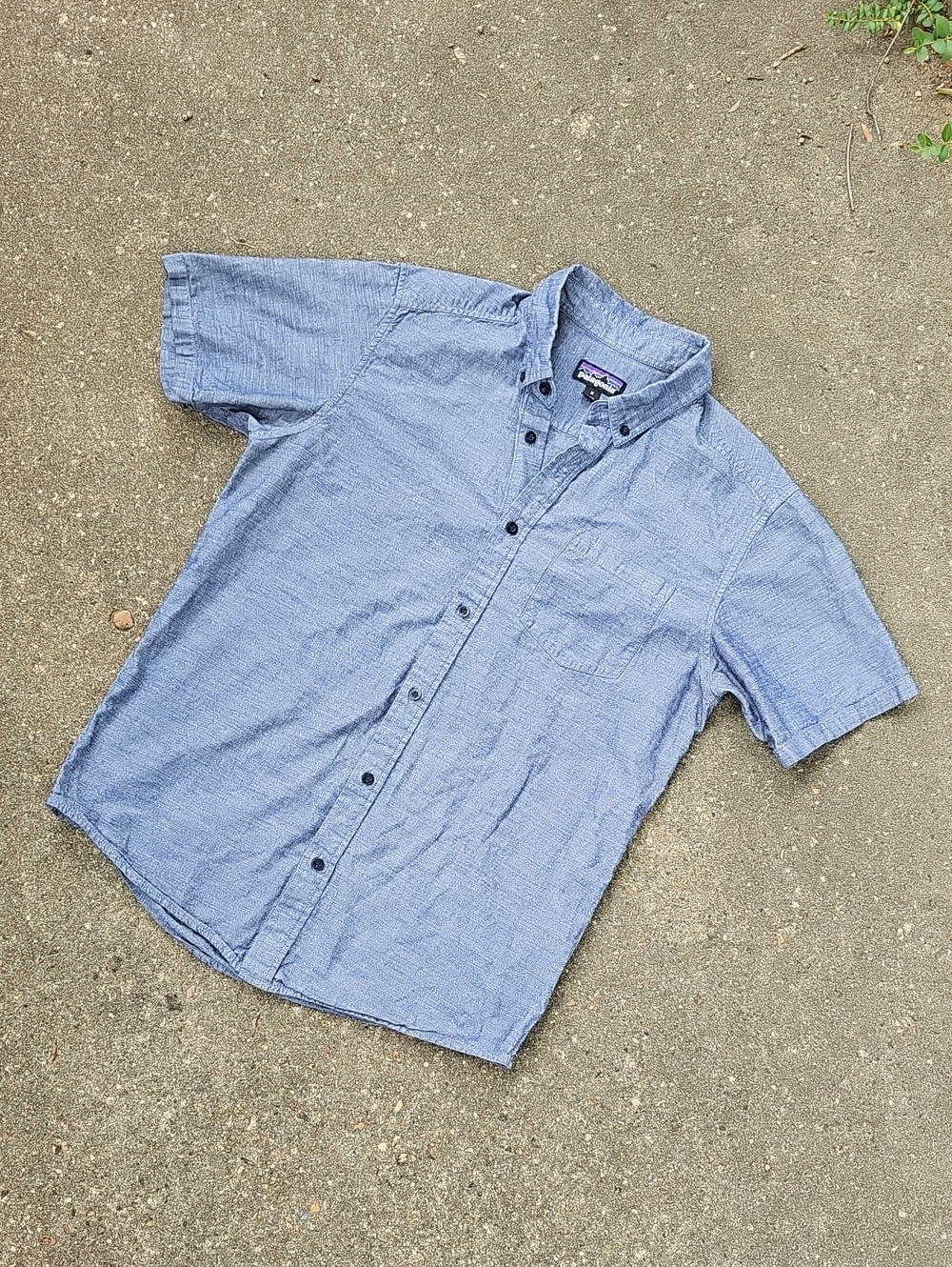 Patagonia Men's Short Sleeve Blue Button Up Shirt Size M
